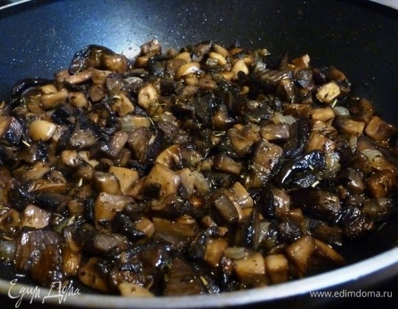 Фотографий мало (не получились), но я опишу поподробней. Сначала подготовим грибы. Лесные грибы сначала нужно отварить в подсоленной воде минут 10. Шампиньоны и вешенки варить не нужно, их просто пока нарежем на кусочки. Когда лесные грибы сварятся, сольем через дуршлаг. На сковороде распустим сливочное масло обжарим лук минут 5, затем добавим лесные грибы и шампиньоны с вешенками. Посолим, добавим тмин и тимьян. Готовим пока не выпарится жидкость.