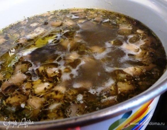 Ставим на огонь кастрюлю с водой. Когда закипит, добавим картофель кубиком и варим до полуготовности картофеля. Отправляем в кастрюлю обжаренные грибы и готовим еще 15-20 минут. Добавим перец горошком, по вкусу посолим.