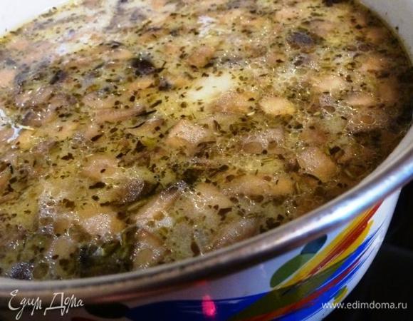 В теплой воде разведем сметану и муку, так, чтобы не было комочков. За 3-5 минуты до готовности выльем сметанно-мучную массу в суп. Помешиваем, чтобы мука не заварилась сгустком.