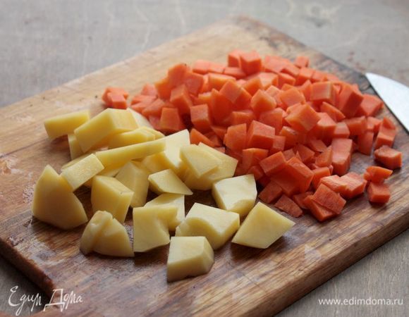 Посолите бульон по вкусу. Морковь и картофель нарежьте кубиками, опустите в рыбный бульон и варите до готовности. По желанию еще можно добавить стебель сельдерея.