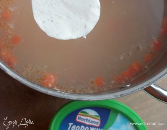 Как только овощи (морковь и картофель) приготовятся, достаньте из супа лук (я обычно его выкидываю). Верните в суп рыбу. Заправьте суп сливками и творожным сыром, уберите с огня и дайте настояться 5-10 минут. 