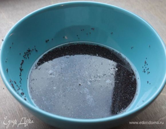 Заварите мак кипятком и дайте ему набухнуть. Как только мак разбухнет, слейте воду.