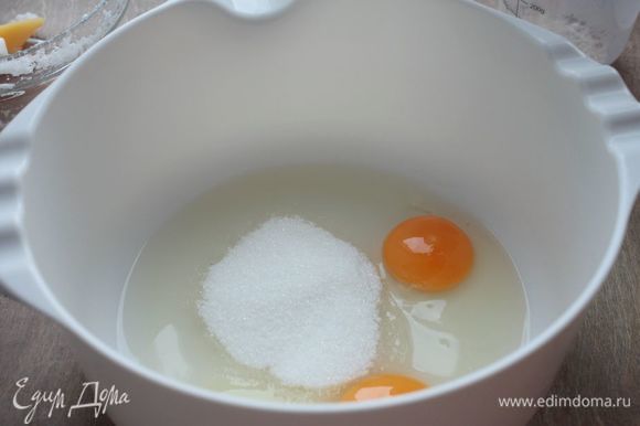 Взбейте яйца для чизкейка с сахарным песком и ванилином, пока смесь не увеличится в объеме и не побелеет.