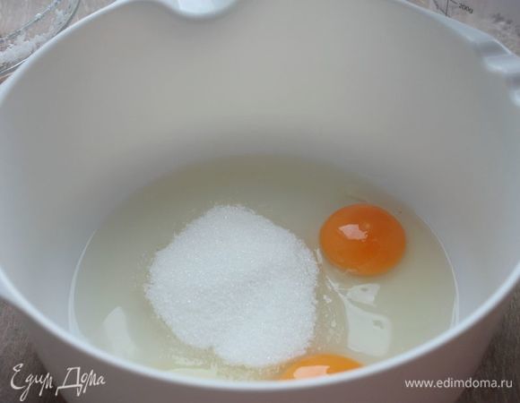 Взбейте яйца для чизкейка с сахарным песком и ванилином, пока смесь не увеличится в объеме и не побелеет. 