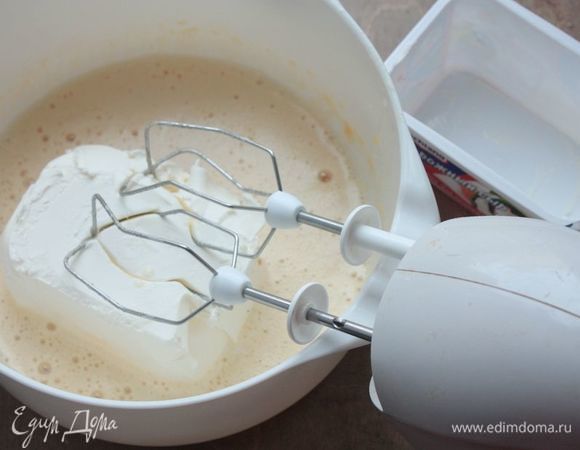 Добавьте в яичную смесь сливочный сыр и тщательно перемешайте до однородности. Далее проделайте то же самое со сметаной.