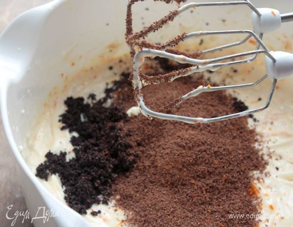 Добавьте в чизкейк отжатый мак, апельсиновую цедру и мелко-натертый горький шоколад.