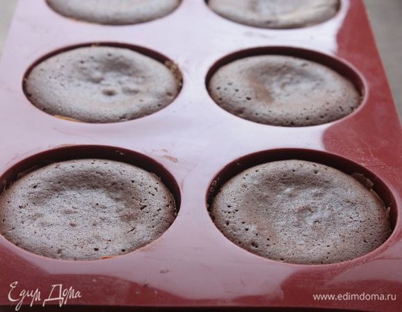 Готовые чизкейки достаньте из духовки. Дайте им немного остыть при комнатной температуре, а затем уберите в холодильник на 2-3 часа, не вынимая из форм