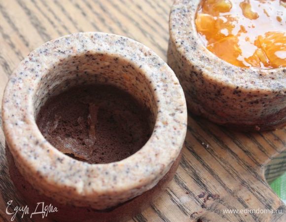 Аккуратно достаньте чизкейки из формы. Смажьте дно небольшим количество апельсинового джема. Дольки апельсина очистите от перегородок и косточек и порежьте небольшими кубиками. Наполните чизкейки апельсинами, а сверху добавьте буквально по 1 ст. л. ложке джема и паре листиков мяты. Лучше всего брать слегка кисловатые апельсины — они будут просто отлично дополнять умеренно сладкий чизкейк! При желании можно наполнить чизкейки апельсиновый конфитюром или любой другой начинкой.