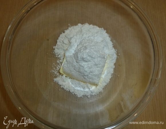 Сливочное масло комнатной температуры соединить с сахарной пудрой. Растереть при помощи ложки или силиконовой лопатки до однородной массы. 

