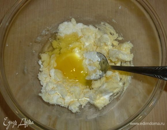 Добавить яйцо и перемешать. 