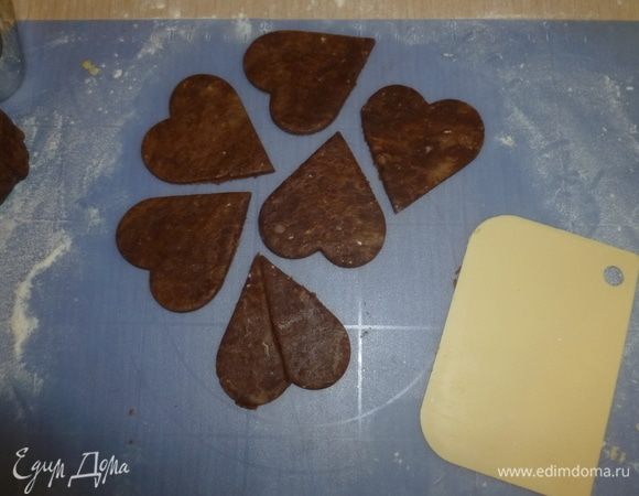 Шоколадные сердечки разрезать вдоль пополам. 