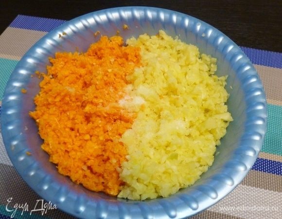 Количество тыквы, кабачков и картофеля берем в одинаковых пропорциях. Я, конечно, ничего не взвешивала, но картошки я взяла 3 нормальных штуки, вот примерно столько же по объему берем кабачков и тыквы. Все трем на крупной терке. Если кабачок молодой и сочный, то его лучше отжать.