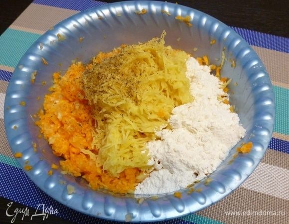 Добавляем соль, перец и крахмал для того, чтобы он связал овощи.