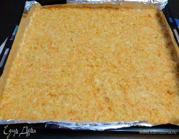 Противень я выстелила фольгой, смазала растительным маслом и разложила овощную массу толщиной примерно в 0,5 сантиметра. Не знаю, может надо было выстелить бумагой для выпечки, потому что с фольги корж снимался проблематично. Фольга рвалась и ее пришлось снимать по кусочкам.
Духовку разогреть до 180-190°С и поставить противень на 40-45 минут. Готовность я проверяла потрогав поверхность коржа пальцем. Если овощная масса прилипает к нему, то нужно еще запекать. Если сухая, то готово. Время выпечки, конечно, от плиты зависит и от толщины самого коржа.