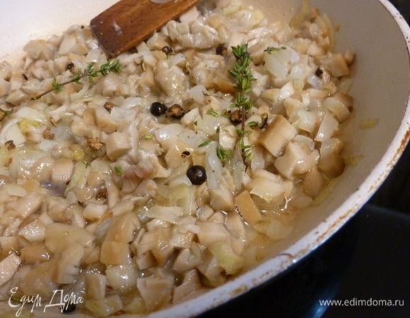 Пока корж запекается, приготовим начинку. В списке ингредиентов нет груздей, поэтому я выбрала просто соленые грибы.
Соленые грузди нарезать мелким кубиком и потушить (обжарить) с луком. Добавить размятые можжевеловые ягоды и свежий тимьян. Добавить щепотку сахара для вкусового оттенка.