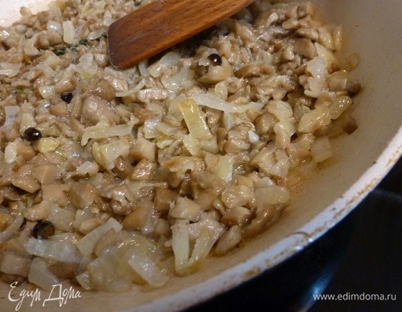 Чтобы начинка не была слишком рассыпчатой, я добавила ложку муки.