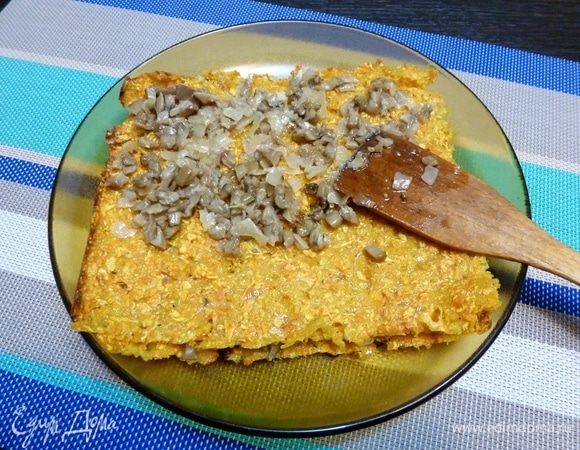 Разрезать большой корж на 4 части. Прокладывать каждый корж начинкой из соленых груздей.