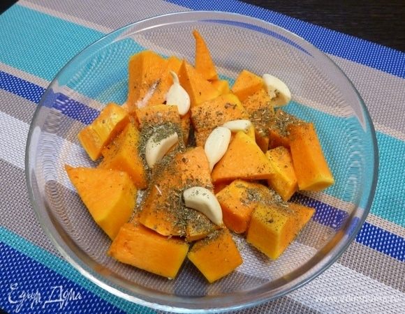 Для тыквенного крема — кусочки тыквы и зубчики чеснока приготовьте в микроволновке. В пригодную для СВЧ посуду сложите все ингредиенты, добавьте прованских трав, накройте специальной крышкой или затяните пищевой пленкой. Я готовила при мощности 800Вт 5-6 минут. Ориентируйтесь на свою технику. Тыква и чеснок должны быть мягкими.