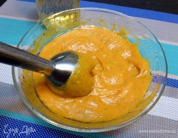 Добавьте оливкового масла, по вкусу посолите и пробейте блендером.