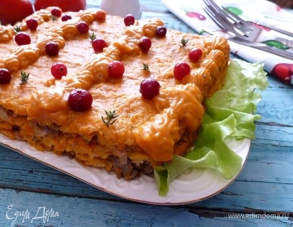 Смажьте закусочный торт тыквенным кремом, украсьте по вкусу.