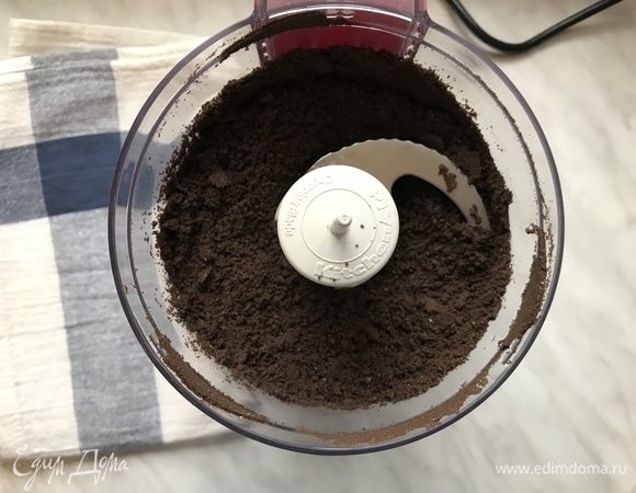 Измельчите половинки печенья «Орео» в блендере в крошку.