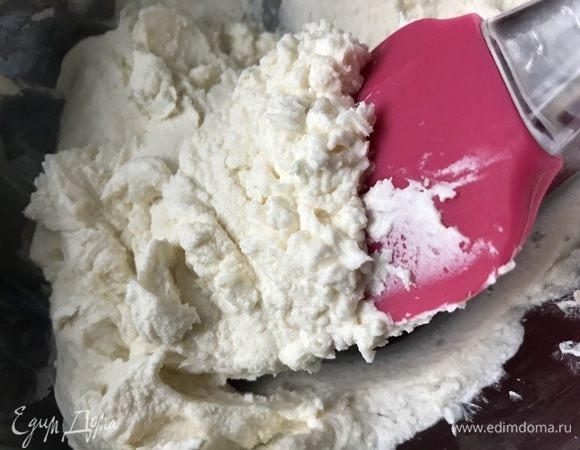 Взбить творожный сыр с сахарной пудрой миксером на высокой скорости, пока масса не станет воздушной. Затем добавить ванильную эссенцию, кофе и продолжить взбивать еще пару минут.