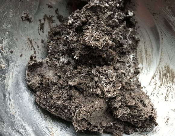 Соединить шоколадную крошку с кремом, перемешать до однородной массы, она будет довольно плотная.