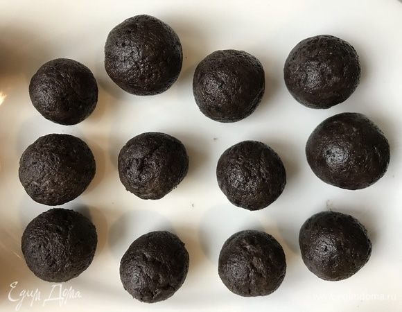 Скатать шарики, размером с перепелиное яйцо. Выложить на тарелку и убрать в холодильник на 15 мин.