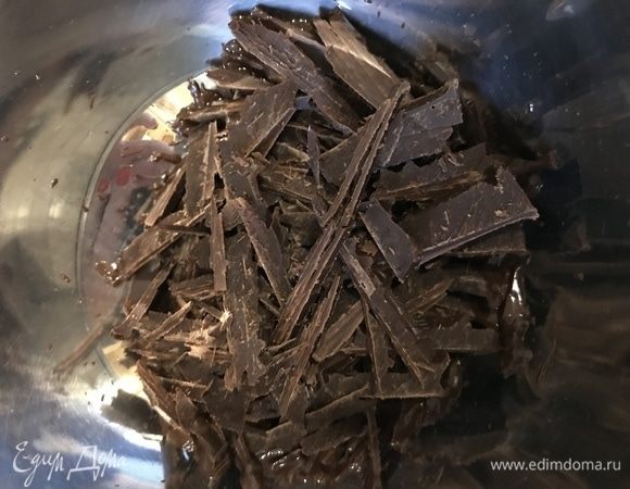 Для глазури: растопить темный шоколад на водяной бане или в микроволновой печи, короткими интервалами.