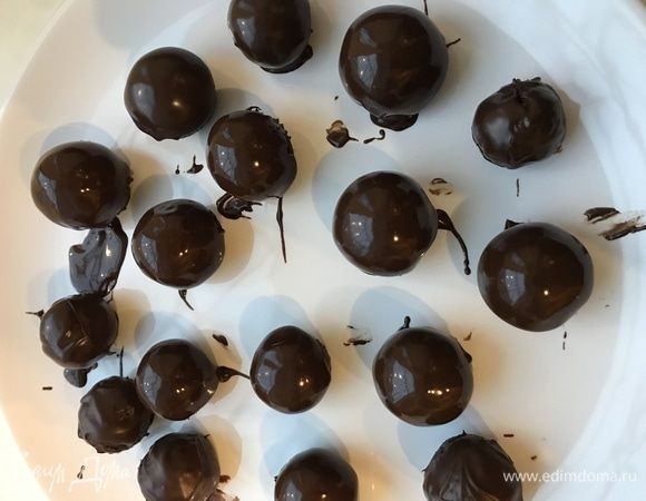 Каждый шарики окунуть в растопленный шоколад, затем выложить на тарелку и убрать в холодильник, еще на 15 мин.
