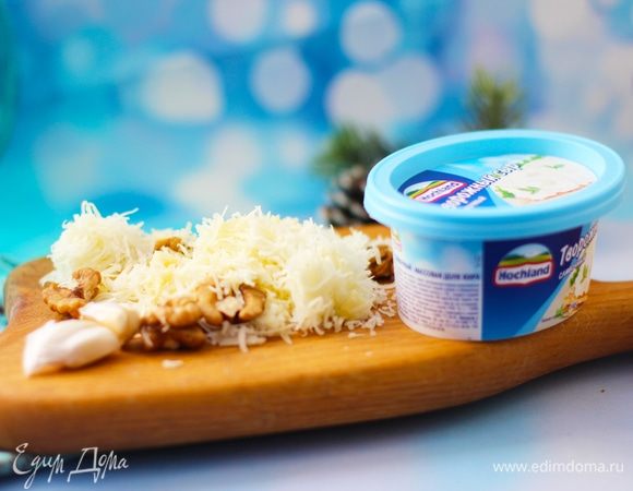 Натереть на мелкой терке полутвердый или твердый сыр. Измельчить грецкие орехи. Чеснок пропустить через давилку.