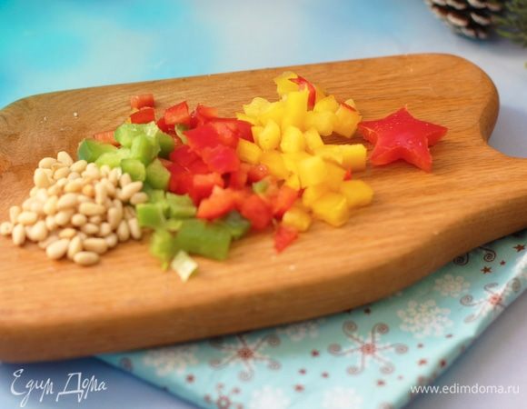 Болгарские перцы нарезать на кубики. Из кедровых орешков сделать по боку елки гирлянду, из кубиков перца тоже гирлянду или «елочные игрушки».