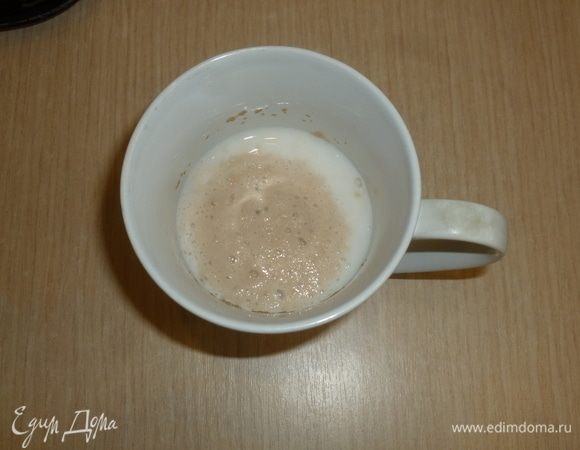 Масло для теста заранее достать из холодильника. Дрожжи насыпать в чуть подогретое молоко, добавить щепотку сахара, перемешать и оставить на 20 минут до образования «шапочки».