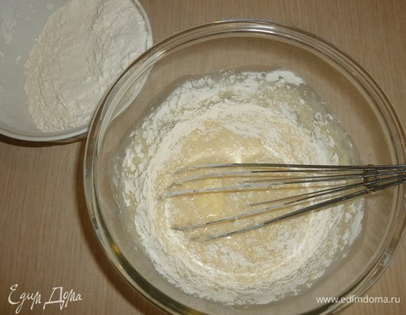 Добавить оставшийся сахар, просеянную муку, сливочное масло и щепотку соли.