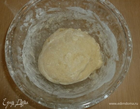 Вымесить тесто. Оно должно получиться эластичным, при необходимости добавить муки. Накрыть тесто пленкой и оставить в теплом месте на 1 час.