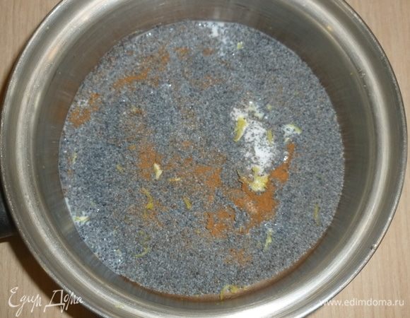 Мак насыпать в сотейник, добавить корицу, ванильный экстракт, цедру лимона и молоко. Прогревать 2 минуты на тихом огне. Отставить.