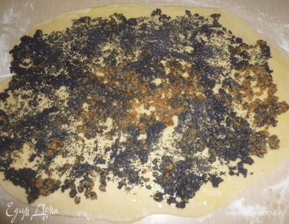 Распределить маковую и ореховую начинки. Свернуть тесто в плотный рулет.