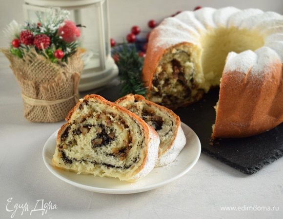 Рулет достать из духовки и оставить в форме на несколько минут. Перевернуть на решетку и остудить. Украсить верх сахарной пудрой. Приятного аппетита!