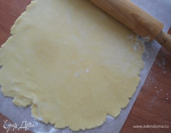 Охлажденное тесто раскатать в пласт, толщиной примерно 0,7-0,5 см.
