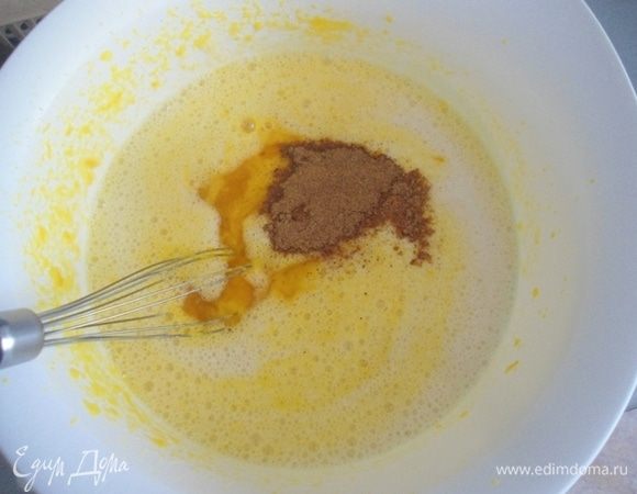 Пока корж печется, приготовим начинку. Яйца и оставшийся белок взбить с сахаром. Влить сливки. У Юлии не было указано какая жирность, я взяла 20%. Вбить еще немного. Добавить тыквенное пюре, специи и еще немного взбить.