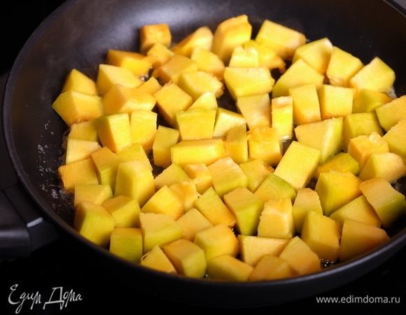Тыкву нужно почистить и нарезать небольшими кубиками. Разделить всю тыкву на 2 части. Из первой половины сделаем тыквенное пюре, вторую половину зажарим кубиками до золотистого цвета. Приготовить тыквенное пюре. Для этого разогреть в сковороде 1 ст. л. растительного масла, сложить тыкву.