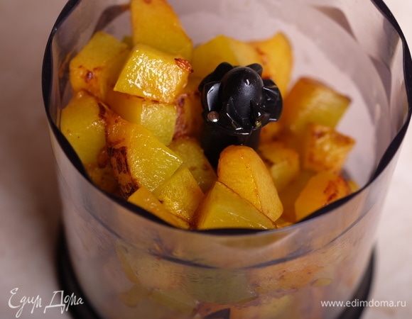 Накрыть сковороду фольгой и готовить тыкву на медленном огне до мягкости. Обычно на это уходит 10-15 минут. Сложить мягкие кубики тыквы в блендер.