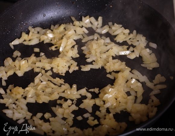 Кубики тыквы вынуть, на оставшемся масле начать обжаривать мелко порубленный лук. Сильно не зажаривать — лишь до мягкости. Огонь перевести на средний.