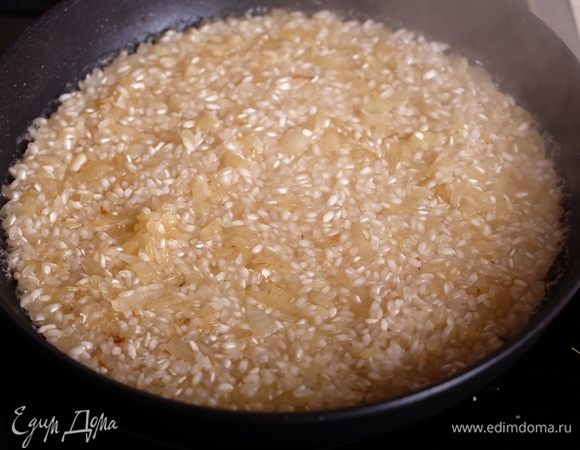 Влить вино, аккуратно помешивая, дождаться полного его испарения.