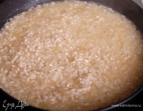 Теперь нужно наливать в сковороду горячий бульон. За раз — примерно по 3/4-1 половнику. Не больше. Во время варки риса в бульоне, его нужно аккуратно помешивать и дожидаться, когда почти вся жидкость испарится. Не совсем, а почти.