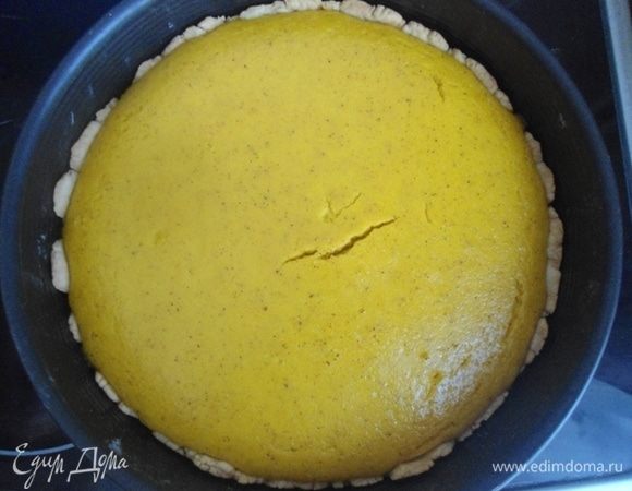 Готовый пирог остудить, прежде чем вынимать из формы.