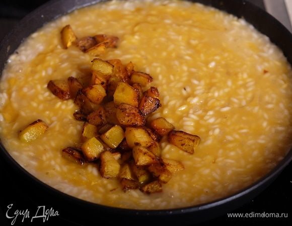 Добавить обжаренные кубики тыквы, осторожно перемешать, стараясь не повредить их.