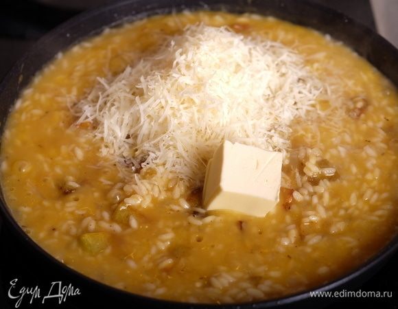 Далее нужно добавить натертый на мелкой терке пармезан и сливочное масло, посолить если нужно, перемешать.