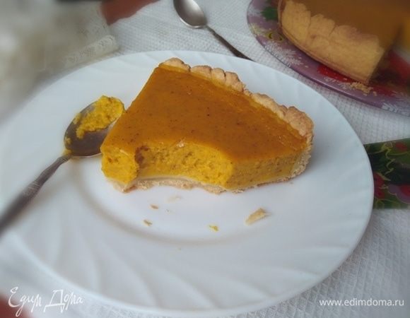 Немного о вкусе. Тонкий хрустящий корж дополняет ароматная начинка. По консистенции она напоминает нежное суфле, и конечно корица, имбирь и мускатный орех — очень к лицу тыквенной начинке.