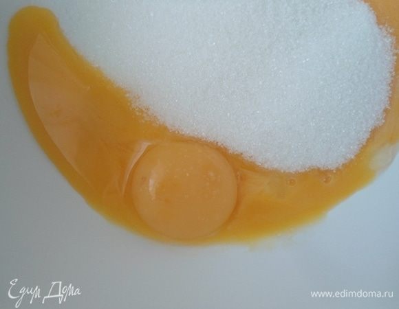 Для рулета отделить желтки от белков. Желтки взбить с сахаром до побеления и пышности.